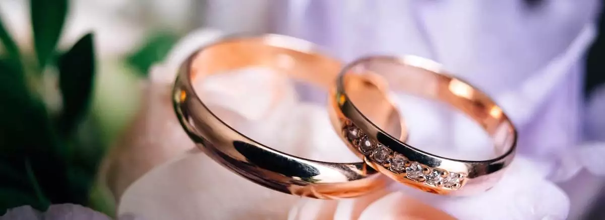 Alege verighetele de aur perfecte pentru nunta ta