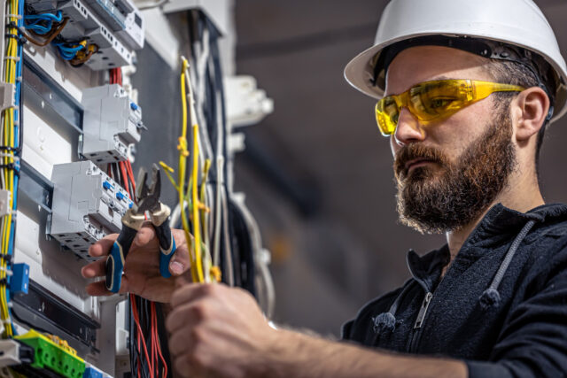 Ce lucrări poate executa un electrician cu grad IIA?