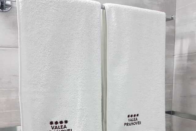 Prosop personalizat cu broderie pentru hotel
